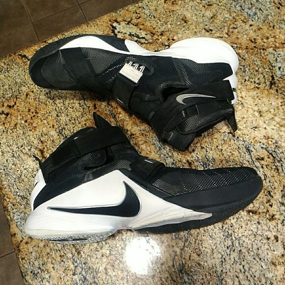 Rare Nike Lebron 2015 Soldier 9 Basketball Shoes Black & White Sz 16 813264-002 main image 5